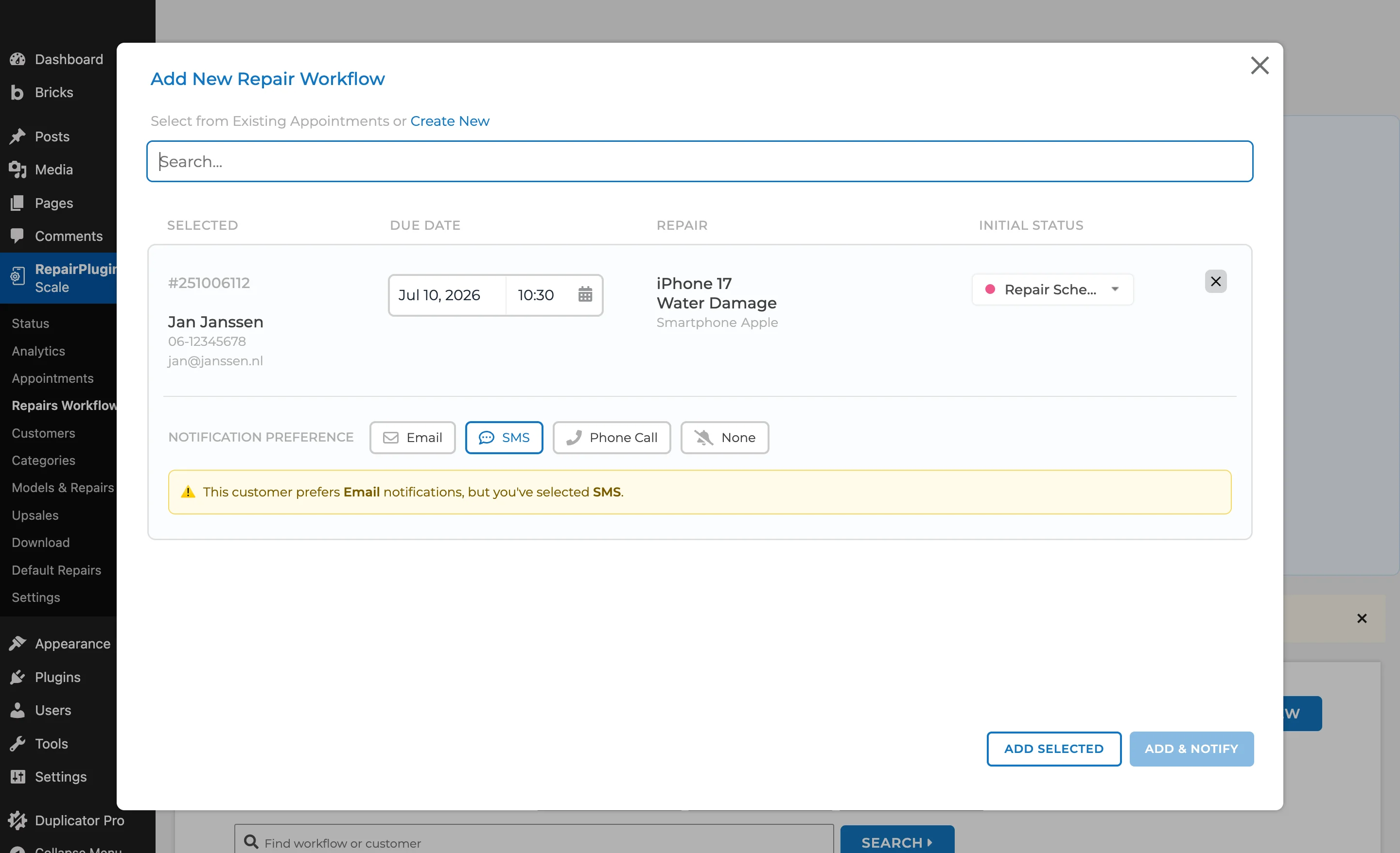 Het venster Add New Repair Workflow met de notificatievoorkeursopties en een waarschuwing dat de klant de voorkeur geeft aan e-mail terwijl SMS is geselecteerd