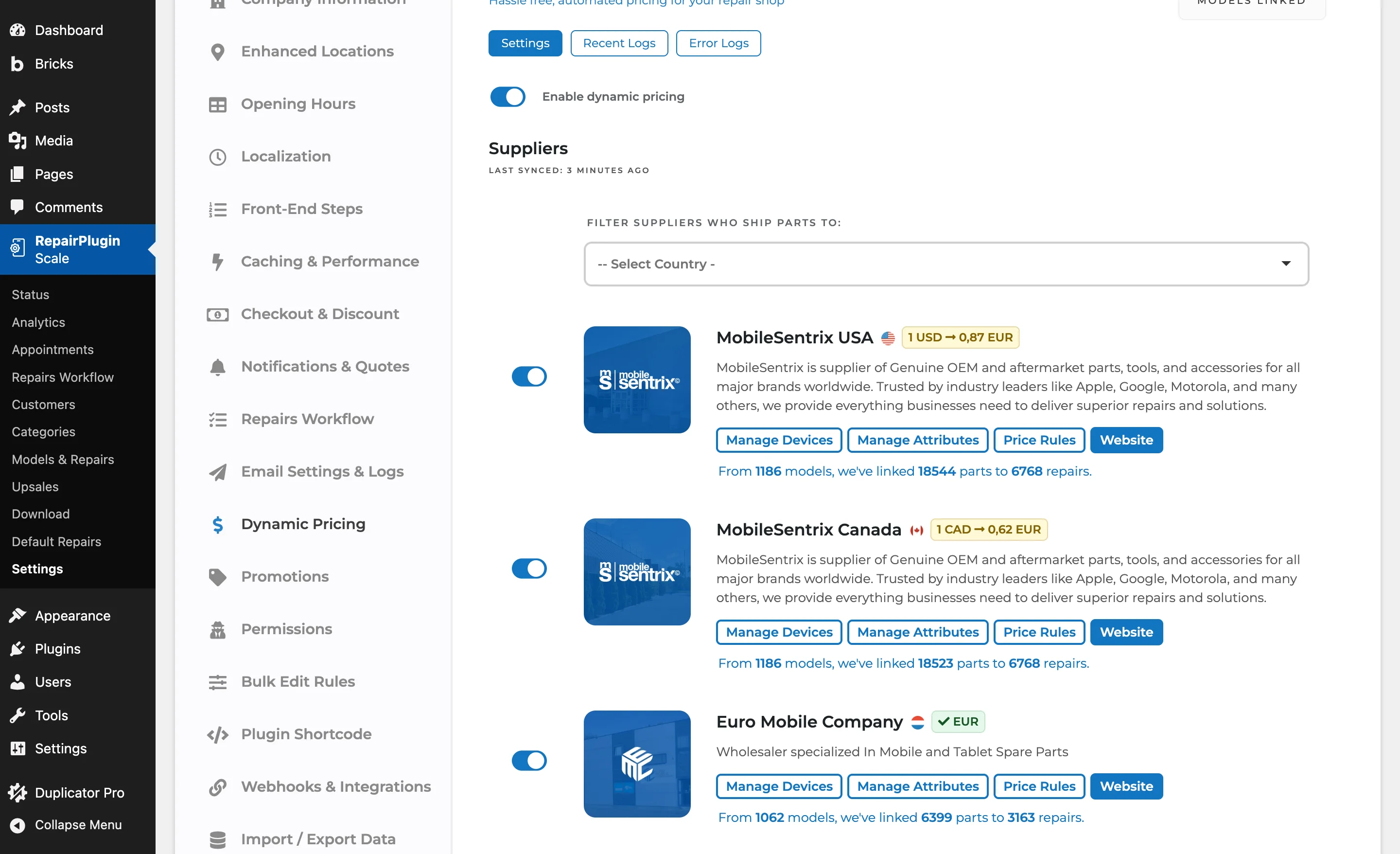 De Dynamic Pricing instellingenpagina met de Enable dynamic pricing schakelaar aan, de tabbladen Settings / Recent Logs / Error Logs, de "last synced" tijdstempel, en twee ingeschakelde leverancierskaarten met Manage Devices, Manage Attributes en Price Rules knoppen