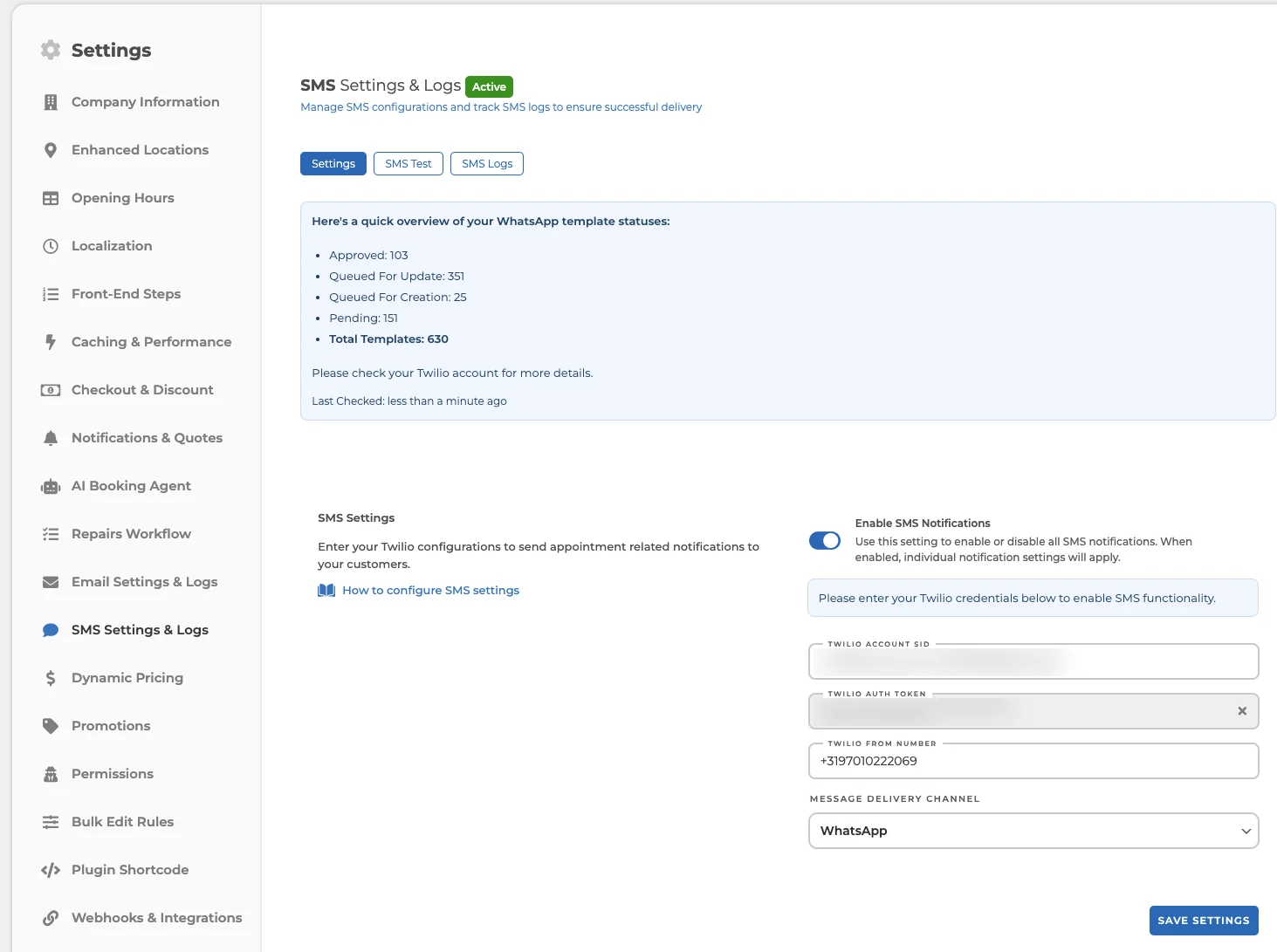La page SMS Settings & Logs avec WhatsApp comme canal, avec le libellé Active et l'aperçu des statuts des modèles WhatsApp au-dessus des paramètres